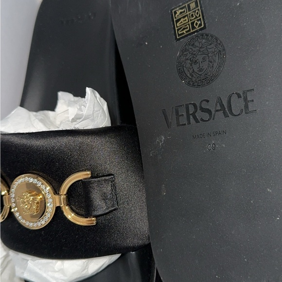 Versace Buffed calfskin flat sandals in black. Signature Medusa hardware at vamp - Picture 2 of 2